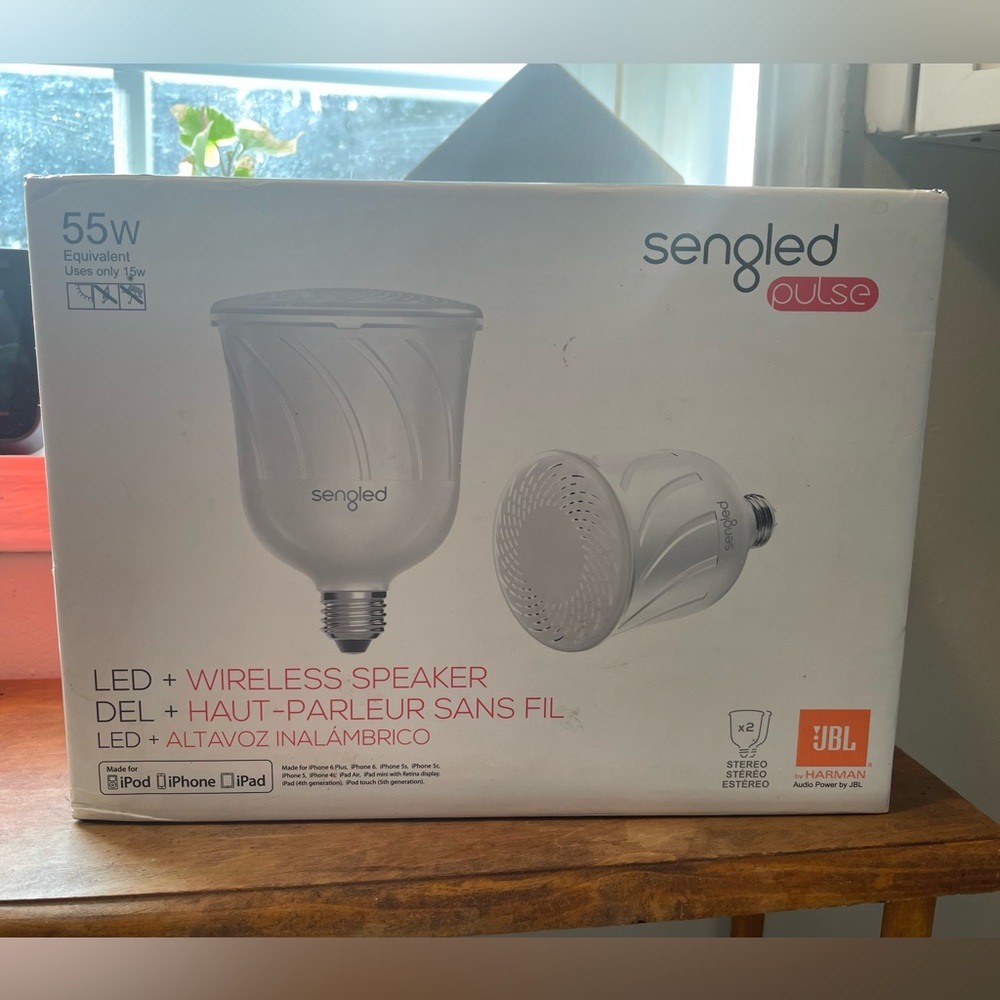 Lightbulb w/built in Bluetooth Speaker
